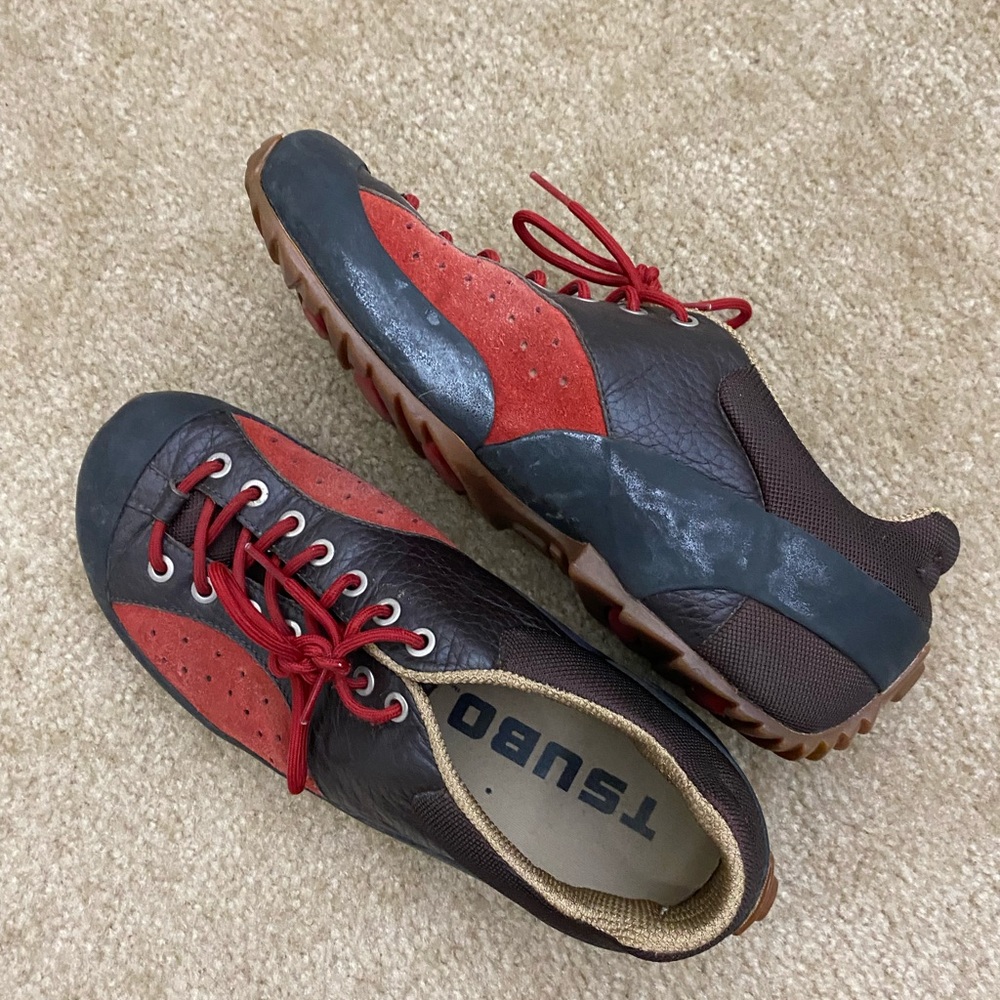 Tsubo men’s red and navy tennis shoe